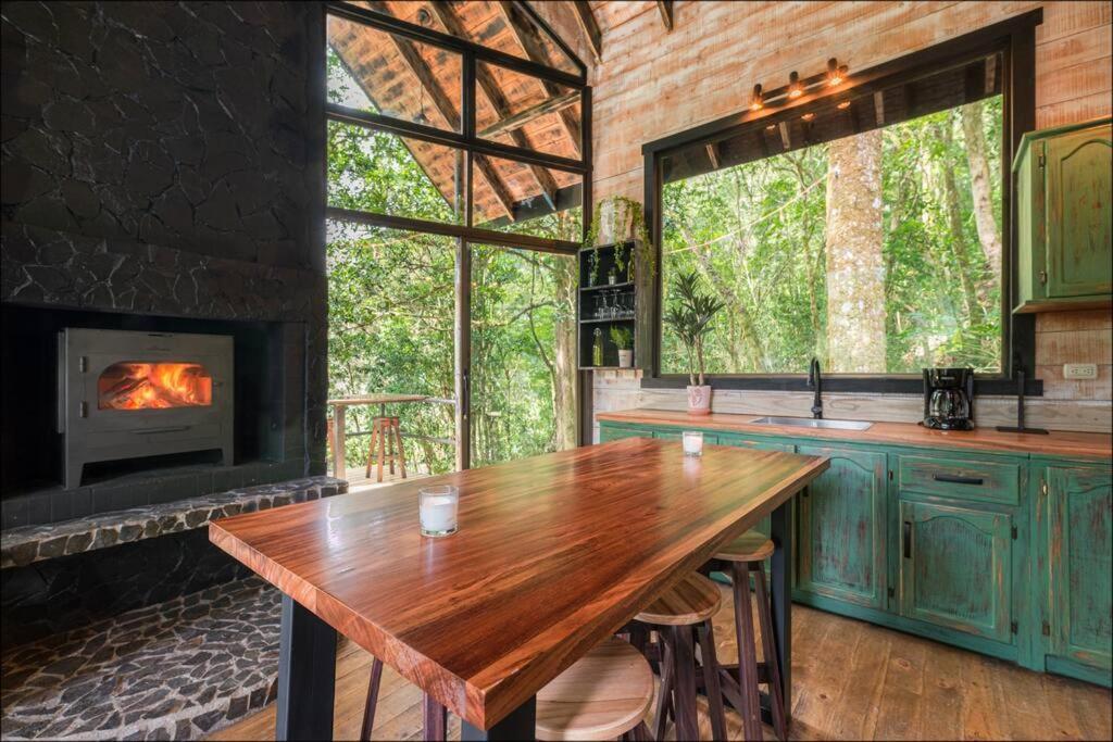 Unicorn Lodge: Direct Riverfront : Unique Experience San Gerardo de Dota Exterior photo